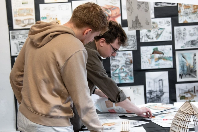 Étudiants consultant des croquis d'architecture lors des portes ouvertes du campus ESDAC Aix-en-Provence