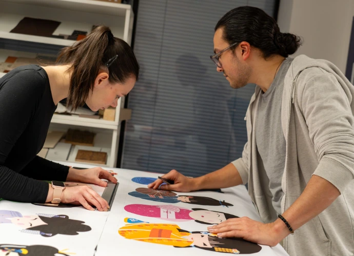 Étudiants préparant des illustrations pour une journée portes ouvertes