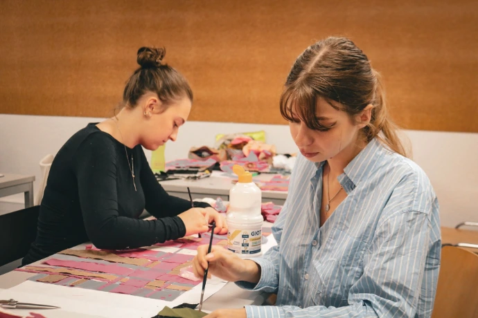 Étudiantes réalisant un patchwork textile en atelier de design de mode