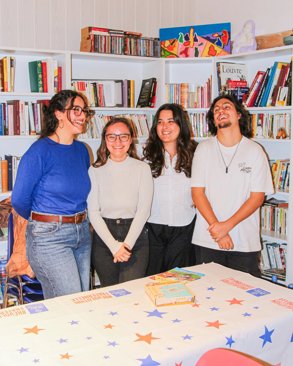 Étudiants souriants lors d'une action solidaire avec le Secours Catholique au campus ESDAC Aix-en-Provence