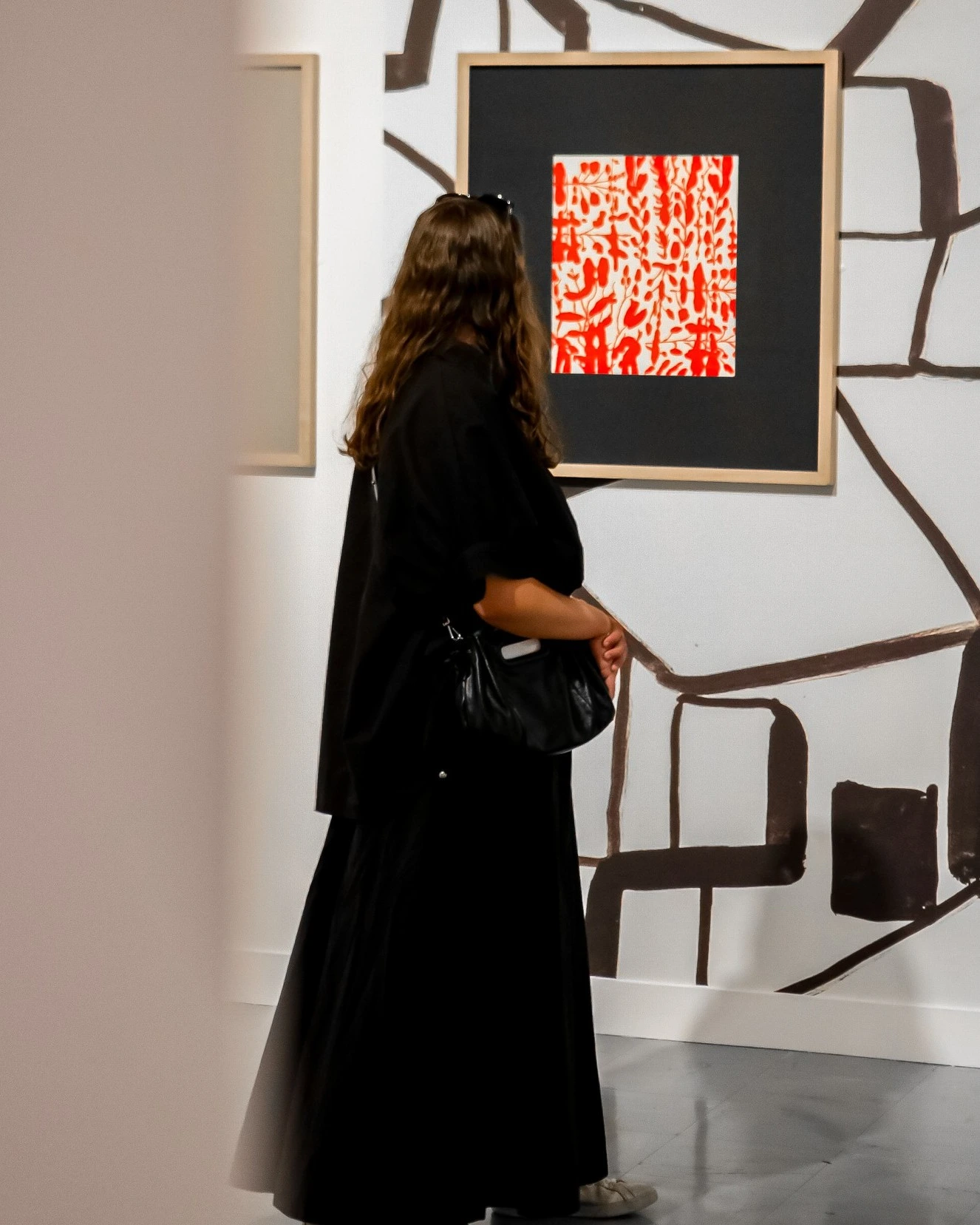 Étudiante observant une œuvre d'art lors d'une visite de la Fondation Vasarely à Aix-en-Provence