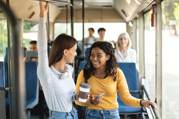 Jeunes voyageant dans les transports en commun