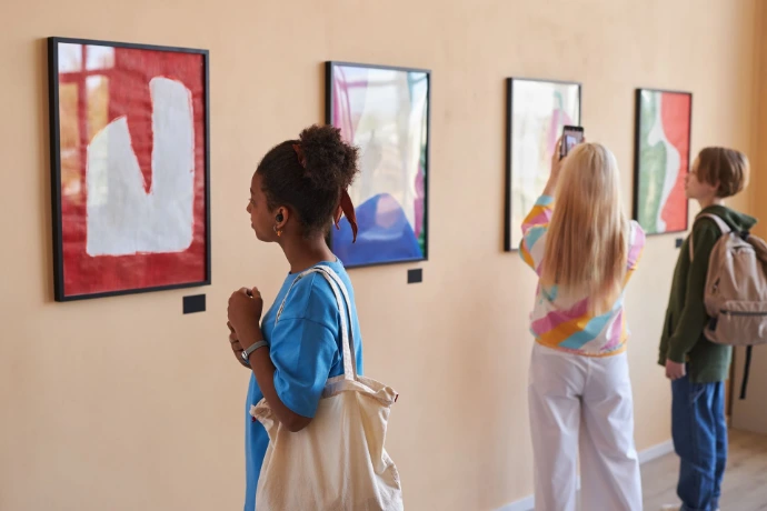 Visiteurs observant des œuvres exposées dans une galerie d'art