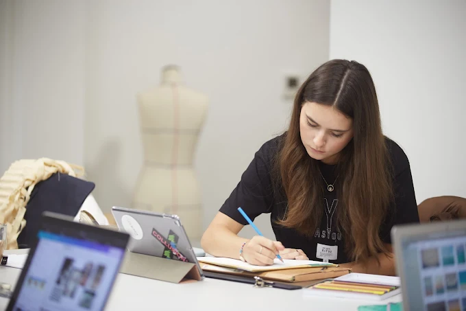Étudiante dessinant en salle de design de mode au campus ESDAC Bordeaux