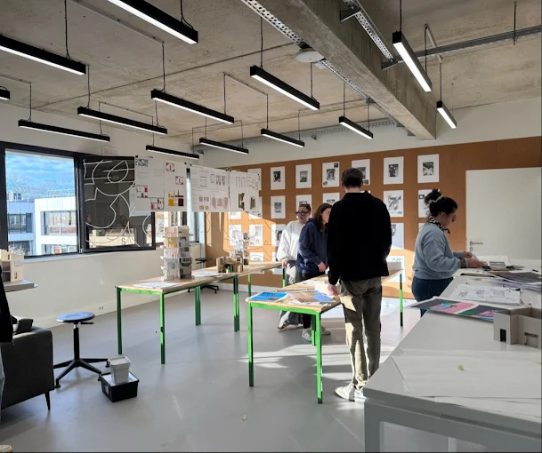 Visiteurs découvrant les projets étudiants exposés au campus ESDAC Bordeaux
