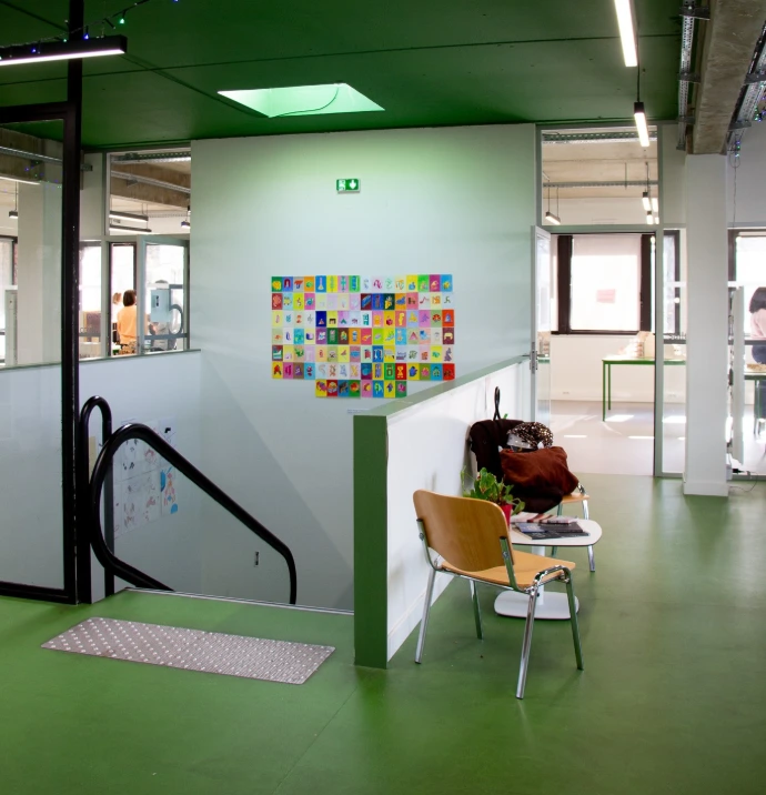 Espace commun et coursive du bâtiment du campus ESDAC Bordeaux
