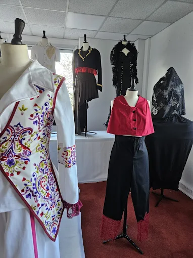 Créations de mode étudiantes exposées sur mannequins au campus ESDAC Clermont-Ferrand