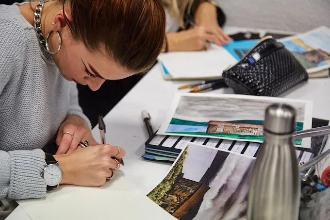 Étudiantes réalisant des illustrations en atelier au campus ESDAC Clermont-Ferrand