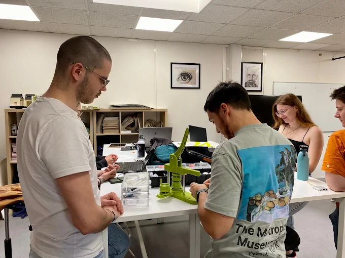 Étudiants travaillant en atelier avec des outils de fabrication au campus ESDAC Clermont-Ferrand