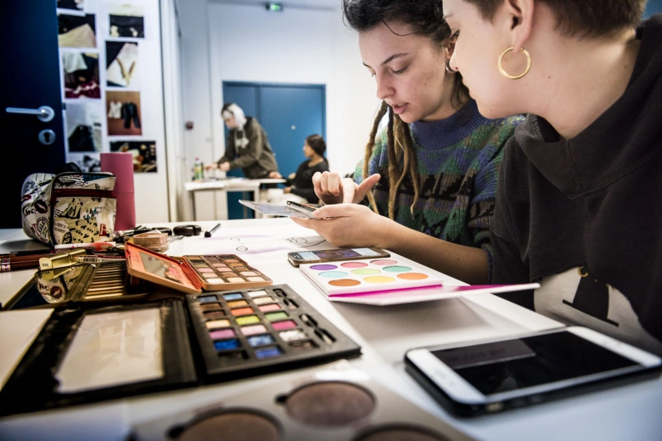 Étudiantes travaillant avec des palettes de maquillage au campus ESDAC Clermont-Ferrand