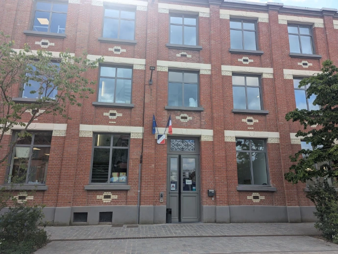Façade en briques rouges du bâtiment du campus ESDAC Lille