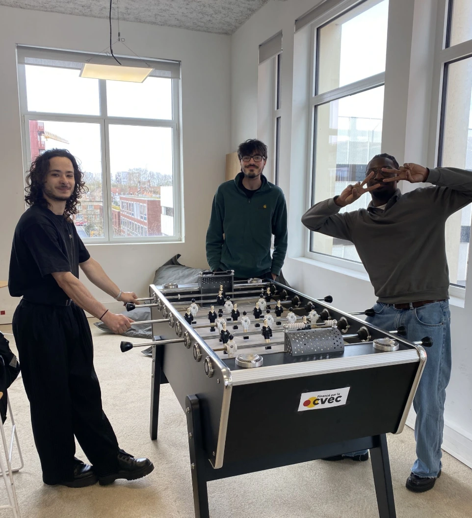Étudiants autour d'un baby-foot dans l'espace de vie du campus ESDAC Lille