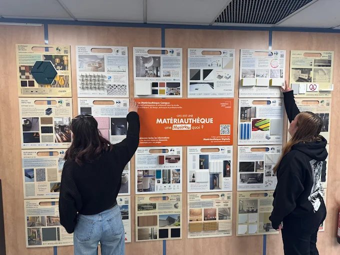 Étudiantes consultant la matériauthèque du campus ESDAC Lyon