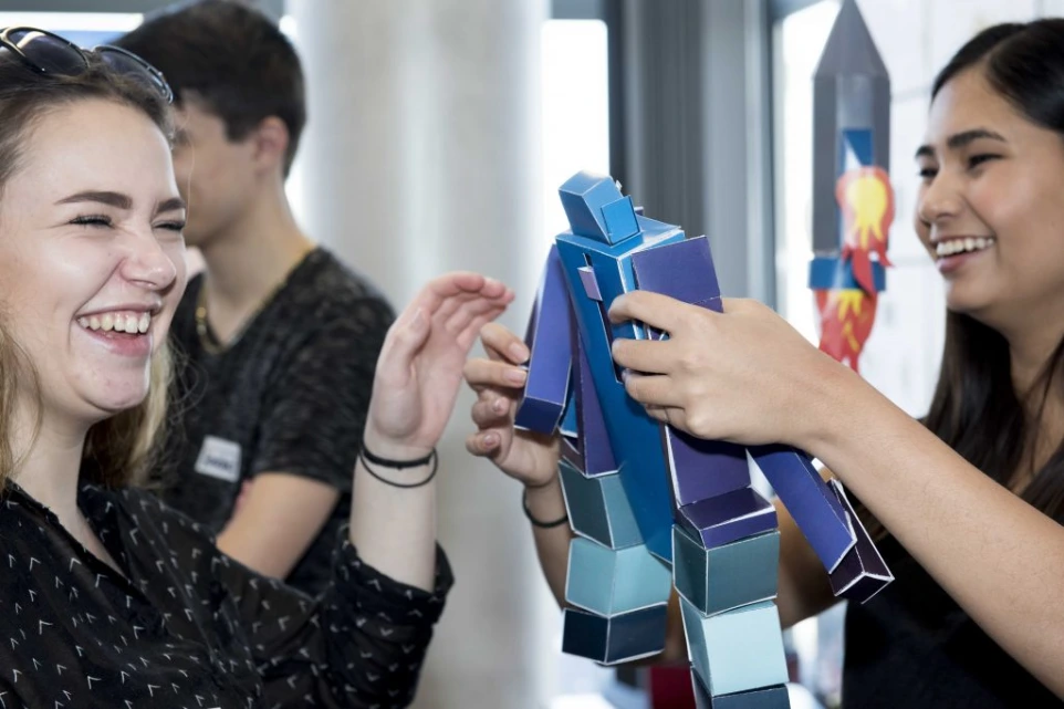 Étudiants souriants réalisant une maquette en volume au campus ESDAC Lyon