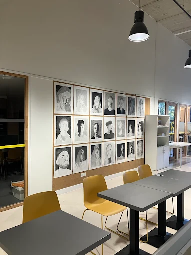 Espace de vie du campus ESDAC Marseille avec portraits dessinés par les étudiants