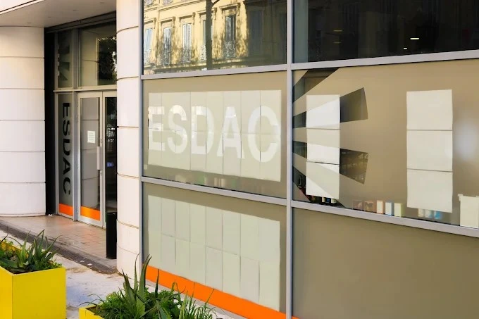 Entrée vitrée du bâtiment du campus ESDAC Marseille