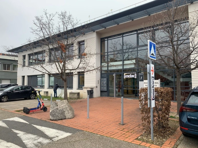 Entrée du bâtiment du campus ESDAC Lyon