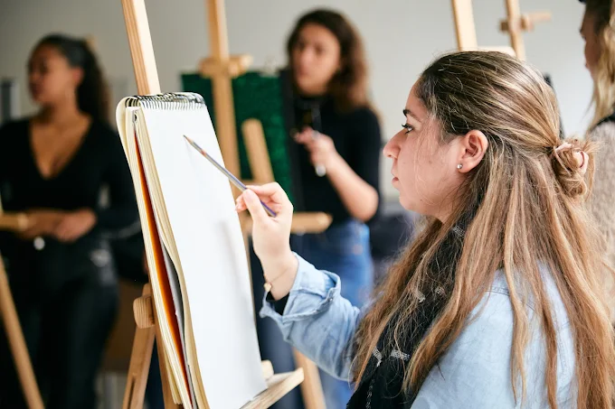 Étudiante dessinant sur un chevalet en atelier au campus ESDAC Marseille