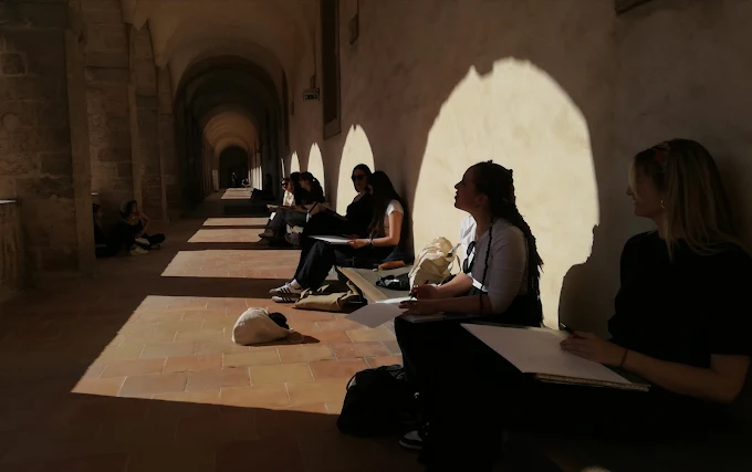 Étudiants dessinant dans un cloître lors d'une sortie pédagogique du campus ESDAC Marseille