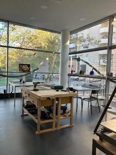 Atelier de fabrication de maquettes du campus ESDAC Marseille, baigné de lumière naturelle