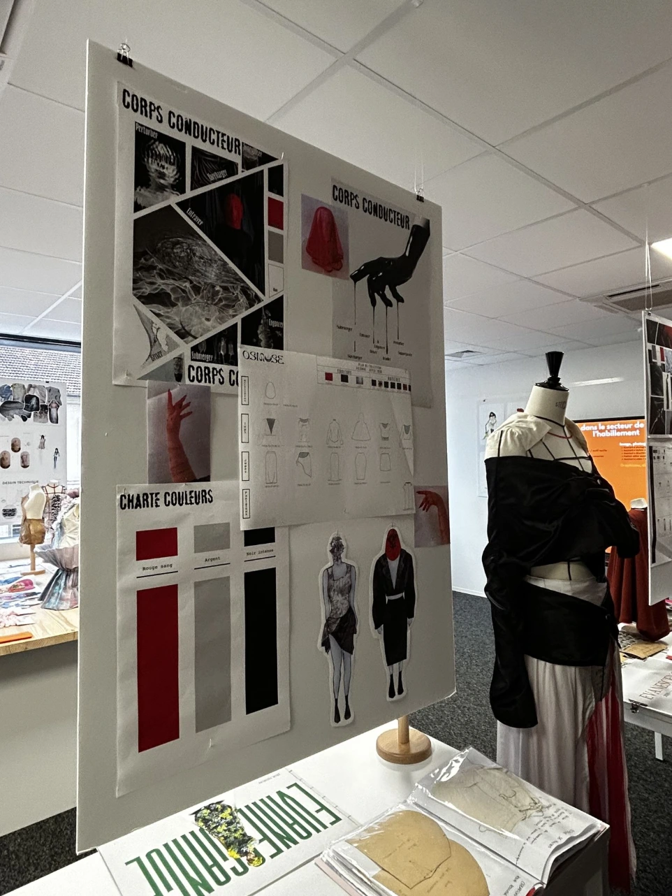 Planche tendance et mannequin de couture exposés au campus ESDAC Nancy