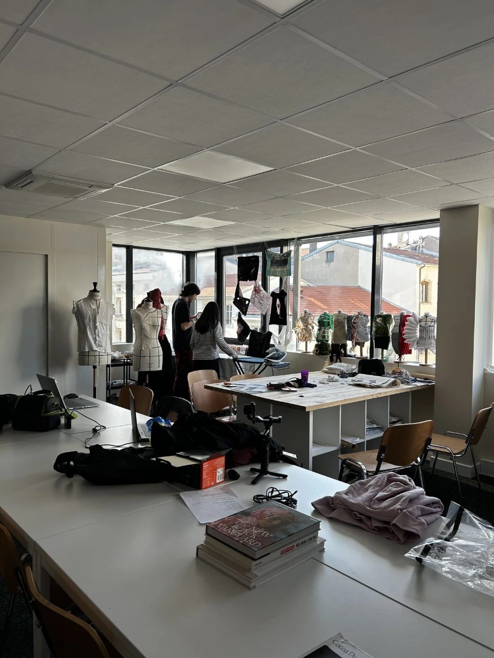 Atelier de stylisme avec mannequins de couture au campus ESDAC Nancy