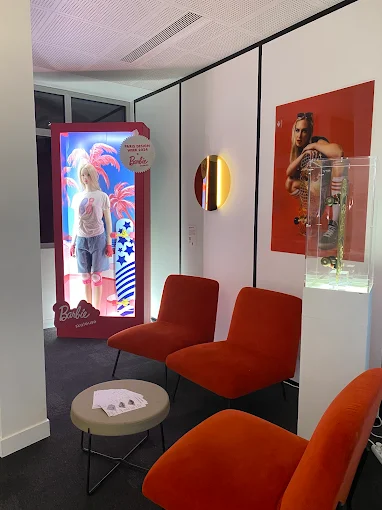 Scénographie et packaging inspirés de Barbie, projet étudiant exposé au campus ESDAC Paris