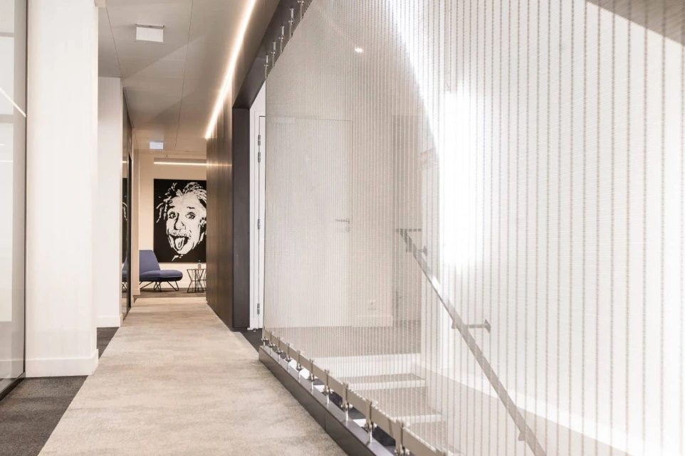 Couloir moderne des locaux du campus ESDAC Paris