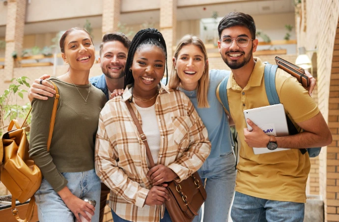 Groupe d'étudiants souriants posant ensemble sur un campus