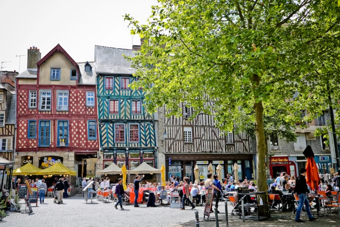 Terrasses animées devant les maisons à colombages du centre historique de Rennes, ville du campus ESDAC