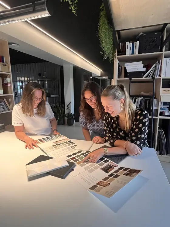Mélissa, Lucille et Lucille, diplômées de l’ESDAC, collaboratrices chez Kardham Lille