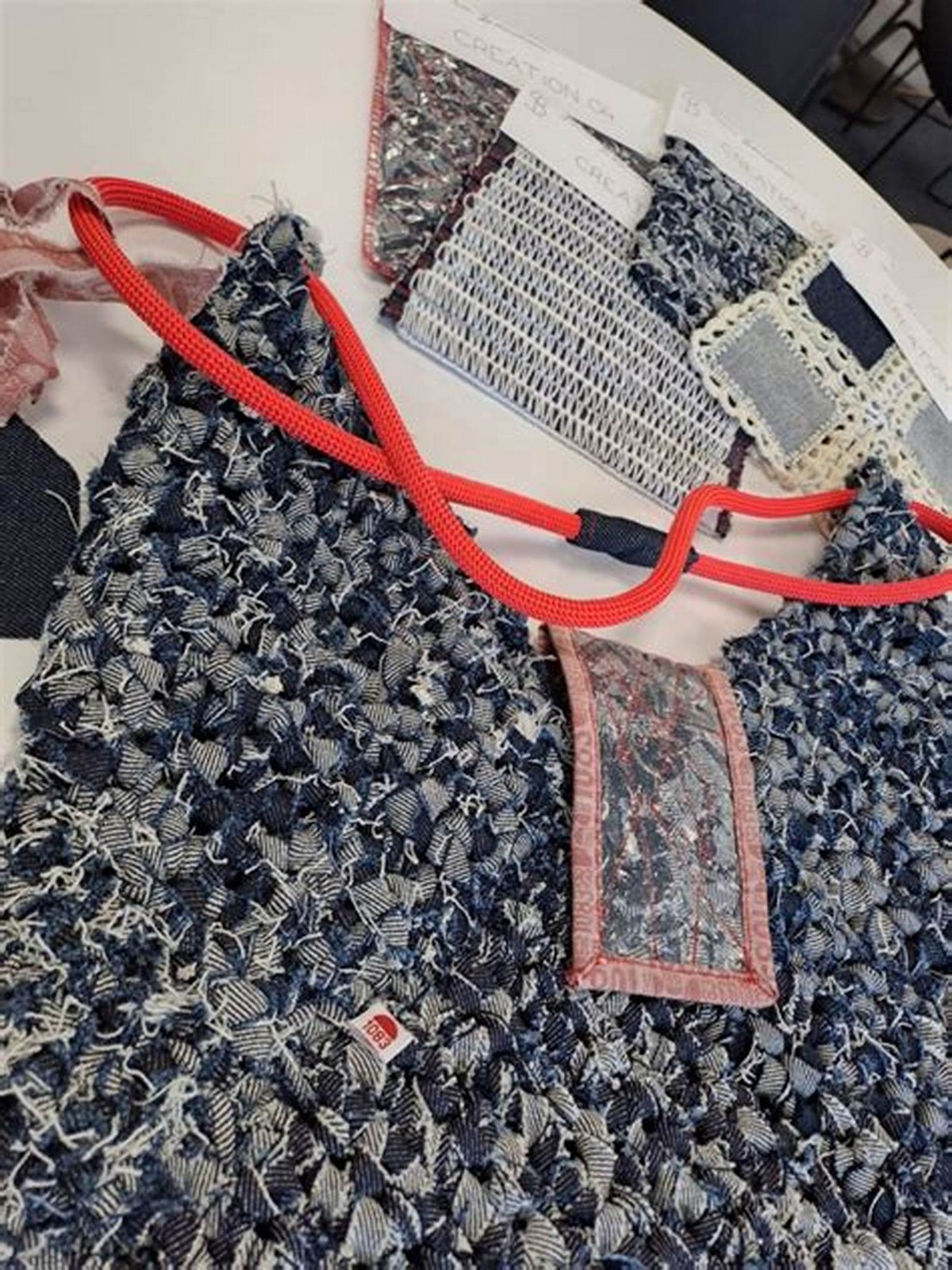 Les designers de mode de Lyon travaillent sur l'upcycling avec la marque française de jeans 1083