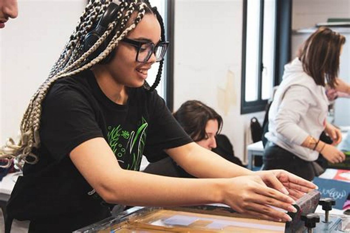 Un projet immersif en sérigraphie pour les étudiants de 2ᵉ année de Bachelor Design Graphique
