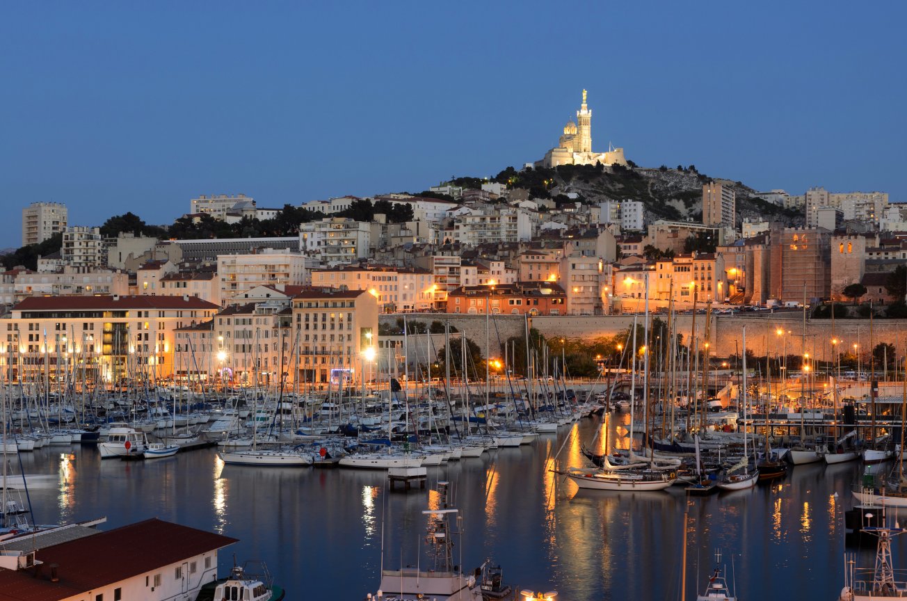 Le Vieux-Port de Marseille à la tombée de la nuit